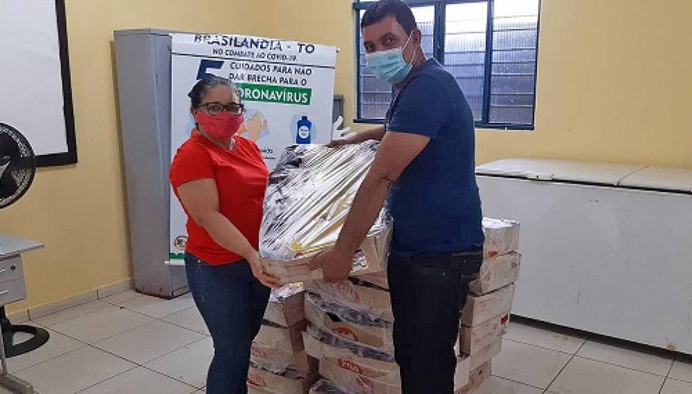  Em Brasilândia do Tocantins, a cerca de 200 km da Capital, foram entregues 300 kits de alimentos e a mesma quantidade de frangos